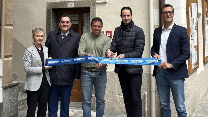 Il sindaco Roberto Veggi, con Andrea Barasolo e i funzionari Ascom Cristina Zumbo, Giuseppe Valdani e Andrea Giroldo Il sindaco Roberto Veggi, con Andrea Barasolo e i funzionari Ascom Cristina Zumbo, Giuseppe Valdani e Andrea Giroldo