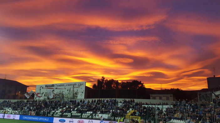 Il tramonto sullo stadio Piola (foto Alessandro Balbis)