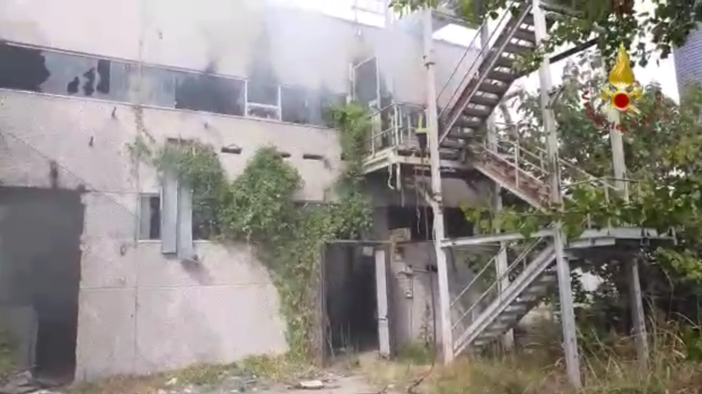 Fiamme in un capannone abbandonato dietro alla stazione - foto e video