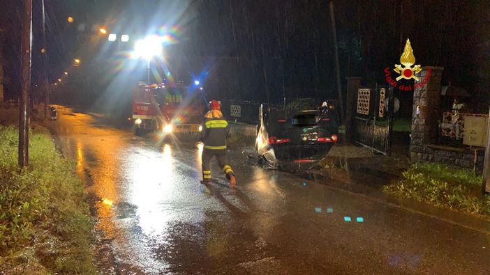 Esce di strada e abbatte il palo della luce