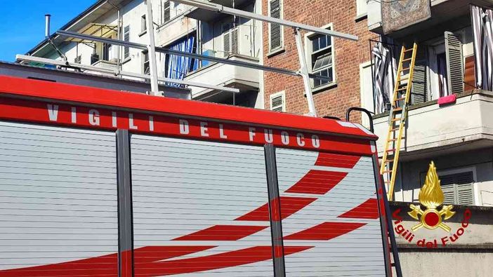 Intrappolata in casa con la serratura rotta Intrappolata in casa con la serratura rotta