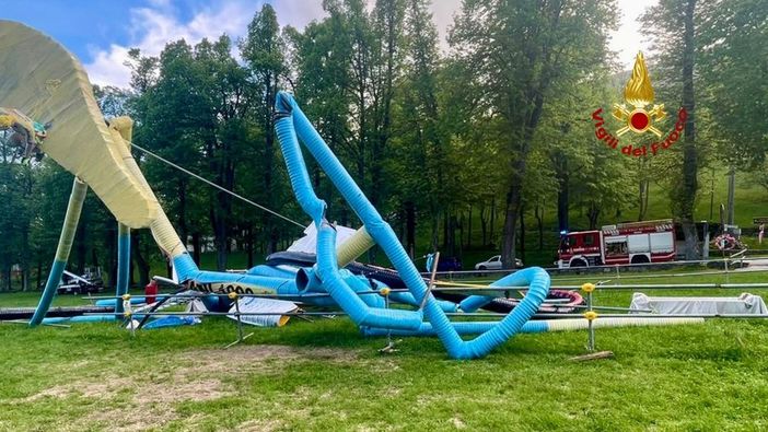 Oropa: la bicicletta gigante del Giro d'Italia implode e rischia di travolgere sindaco e assessore