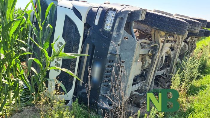 Camion si ribalta tra Masserano e Buronzo - foto