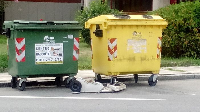 Cassonetto bruciato al Concordia