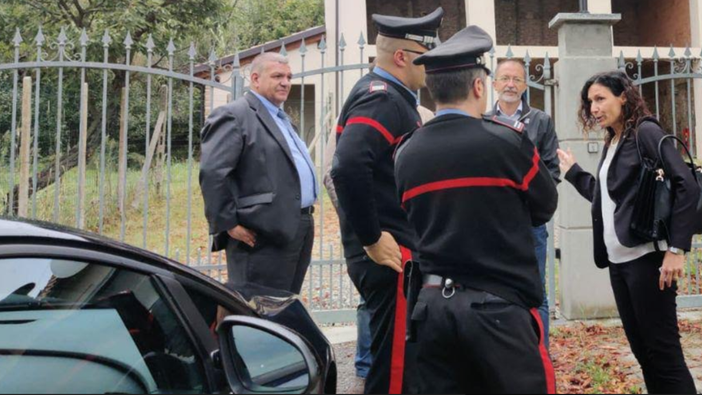 L'assessore Caucino insieme ai carabinieri chiamati per chiarire l'accaduto L'assessore Caucino insieme ai carabinieri chiamati per chiarire l'accaduto