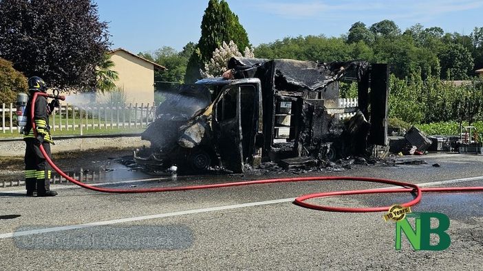 Furgone in fiamme, al lavoro anche i Vigili del Fuoco di Santhià