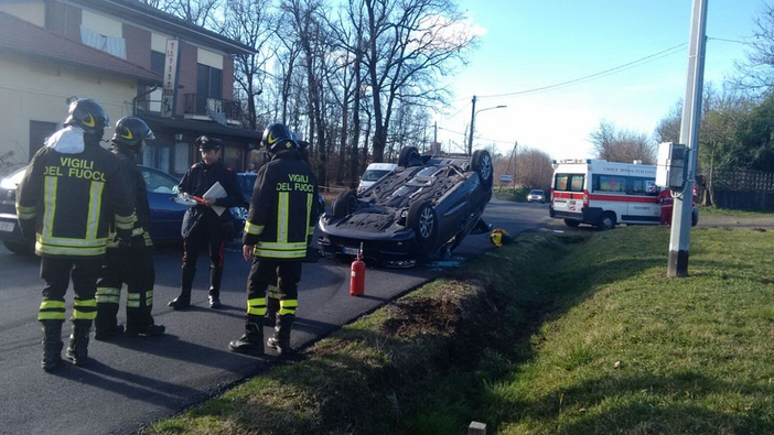 Frontale tra due auto: una si rovescia - LE FOTO