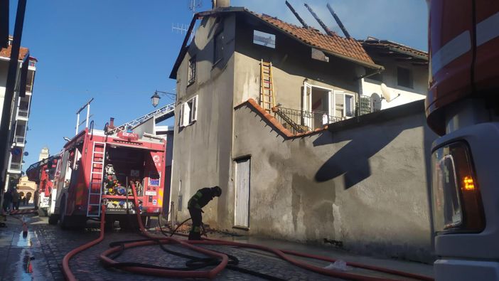 Mansarda a fuoco, una persona al Cto