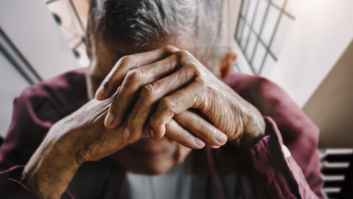 Botte e minacce al padre anziano e malato Botte e minacce al padre anziano e malato