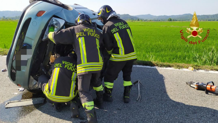 Auto ribaltata: a bordo una donna e due bambini