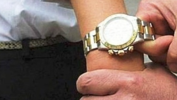 Ruba l'orologio a un anziano, abbracciandolo per strada