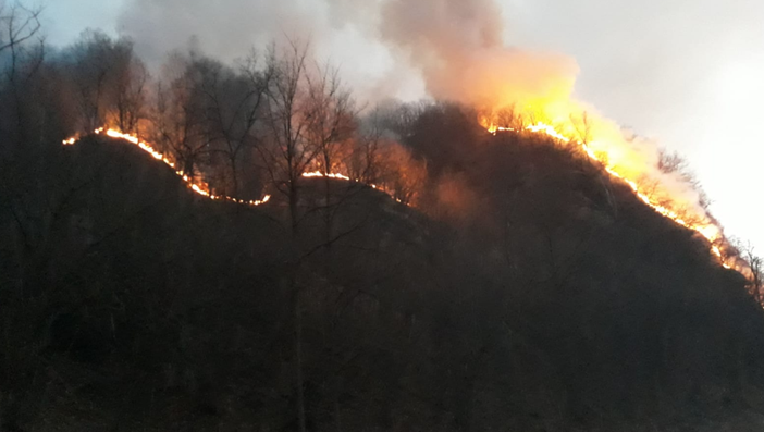 Vasto incendio tra Cravagliana e Rimella: chiusa la provinciale