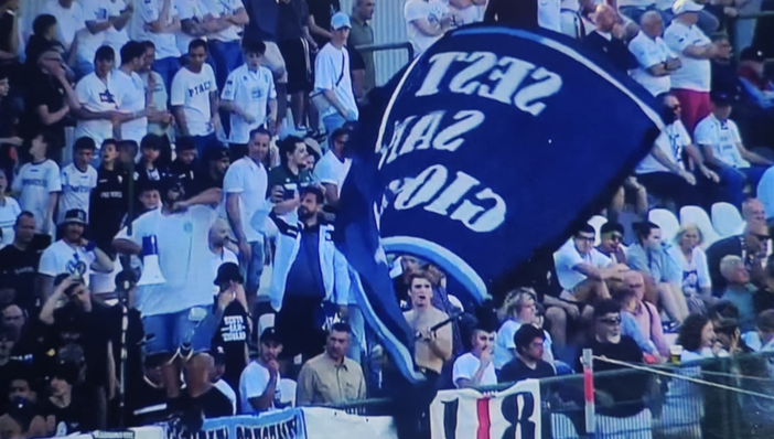 La curva che ha incitato dal primo all'ultimi minuto le bianche casacche La curva che ha incitato dal primo all'ultimi minuto le bianche casacche