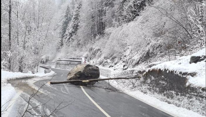 Enorme masso precipita sulla Provinciale: chiusa da Piode la sp 299 della Valsesia