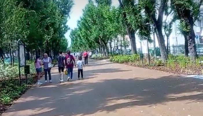 Prime passeggiate sul nuovo viale Garibaldi: entro fine mese arriveranno le panchine Prime passeggiate sul nuovo viale Garibaldi: entro fine mese arriveranno le panchine