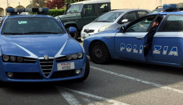 In prognosi riservata la donna accoltellata