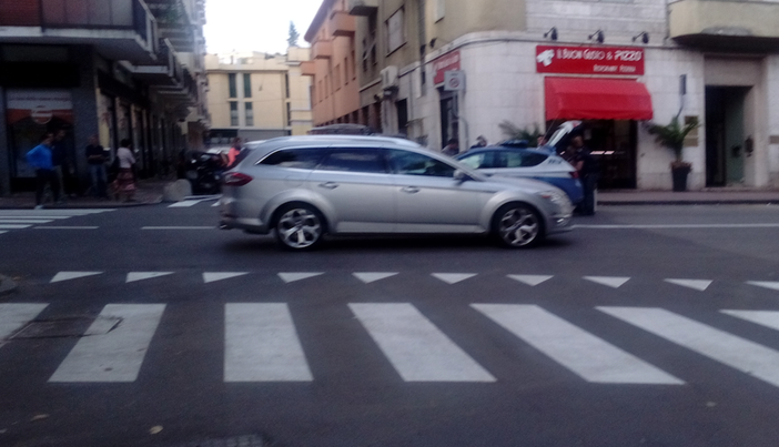 Scende dall'auto e si accascia a terra, stroncato da un malore