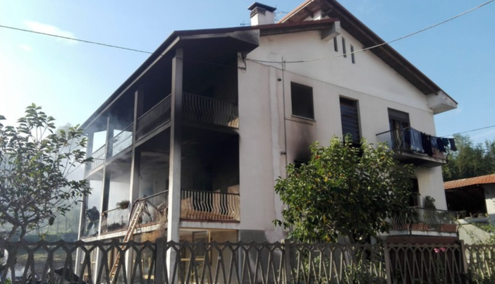 L'edificio danneggiato dall'incendio L'edificio danneggiato dall'incendio