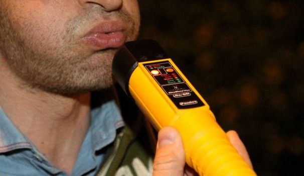 Positivo all'alcoltest: via patente e auto Positivo all'alcoltest: via patente e auto