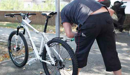 Tenta il furto di una bici sotto gi occhi del proprietario
