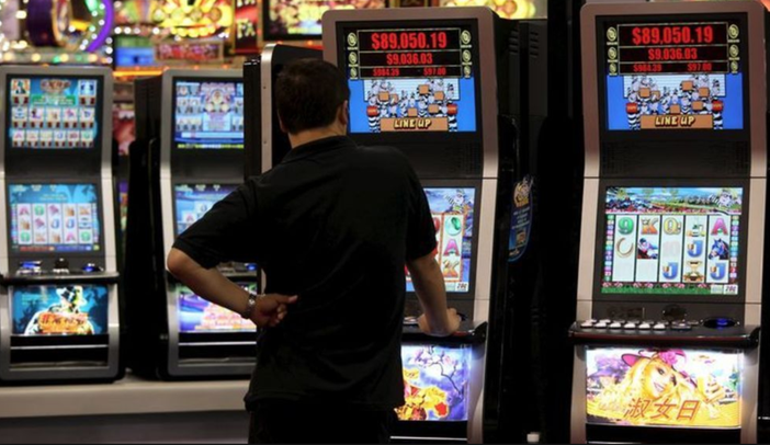"Ripulivano" le slot con la tecnica del pesciolino: furto da migliaia di euro "Ripulivano" le slot con la tecnica del pesciolino: furto da migliaia di euro