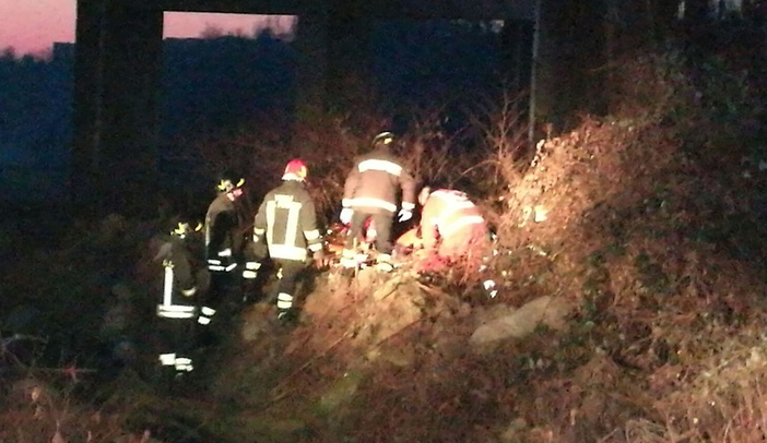 Tragedia sfiorata sul ponte della Tangenziale di Biella Tragedia sfiorata sul ponte della Tangenziale di Biella