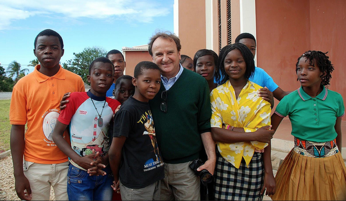 Il presidente di IPSIA Vercelli Giuseppe Bovio, insieme ad alcuni studenti della scuola Il presidente di IPSIA Vercelli Giuseppe Bovio, insieme ad alcuni studenti della scuola