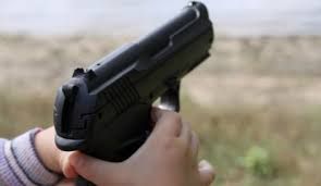 Spara biglie d'acciaio dal balcone di casa: vercellese denunciato Spara biglie d'acciaio dal balcone di casa: vercellese denunciato