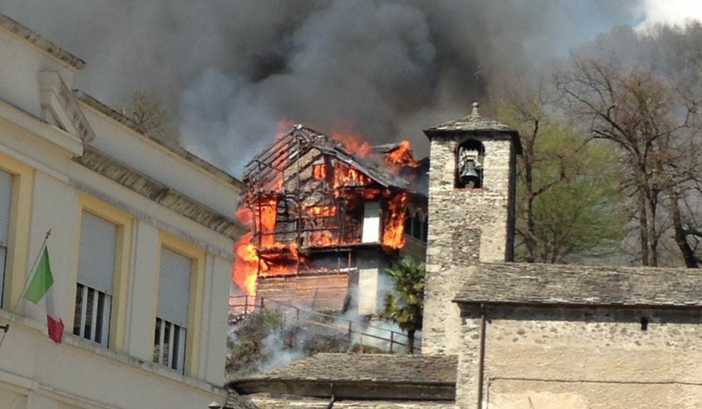 A fuoco il Muntisel, fiamme altissime divorano il locale A fuoco il Muntisel, fiamme altissime divorano il locale