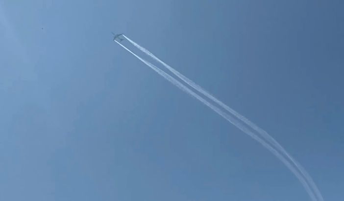 Un'immagine del veivolo ripreso dai cittadini durante la fase di scarico del carburante.