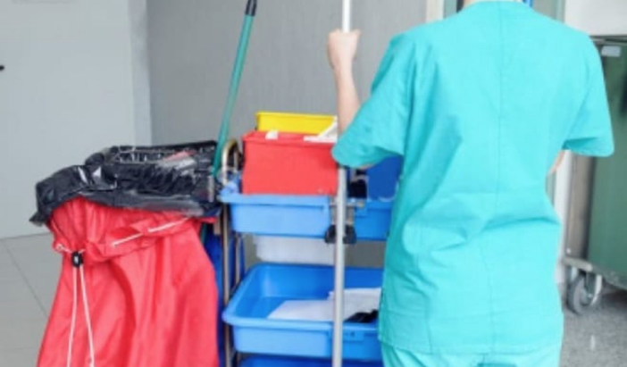 Scioperano gli addetti alle pulizie: da 7 anni senza contratto, garantiscono la sicurezza di ospedali, Rsa, grandi strutture