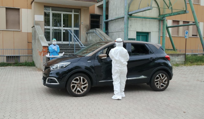 Santhià, il tampone si fa in auto: già effettuati i primi 30 Santhià, il tampone si fa in auto: già effettuati i primi 30