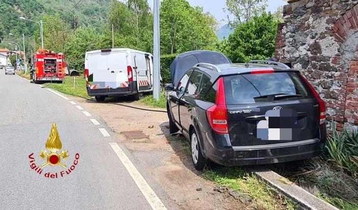 Fuori strada con l'auto trancia i tubi del gas: ingente perdita di metano