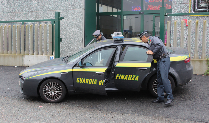 Sequestrati 100 mila prodotti pericolosi e nocivi: maxi multa al commerciante che lo vendeva