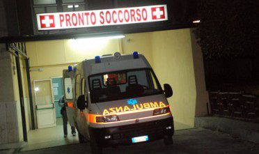 Con l'auto contro un muro, pensionato in codice rosso Con l'auto contro un muro, pensionato in codice rosso
