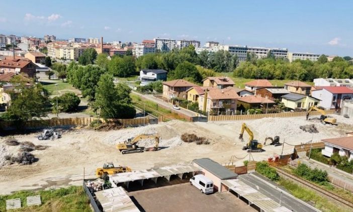 A gara i lavori per il nuovo corso Avogadro di Quaregna: al posto del cavalcaferrovia un viale con 400 alberi e la pista ciclabile