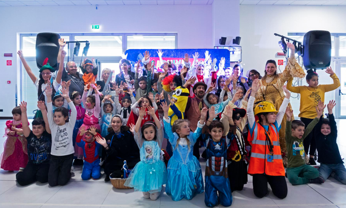 Tra giochi e merenda, festa di carnevale ad Amazon - LE FOTO