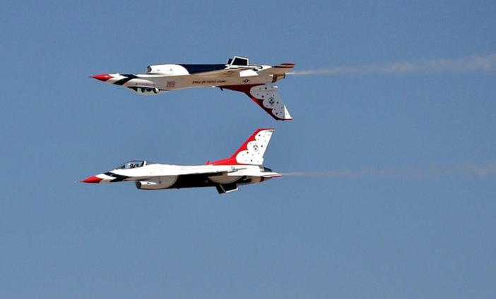 Boati in cielo: panico per due caccia militari in azione Boati in cielo: panico per due caccia militari in azione