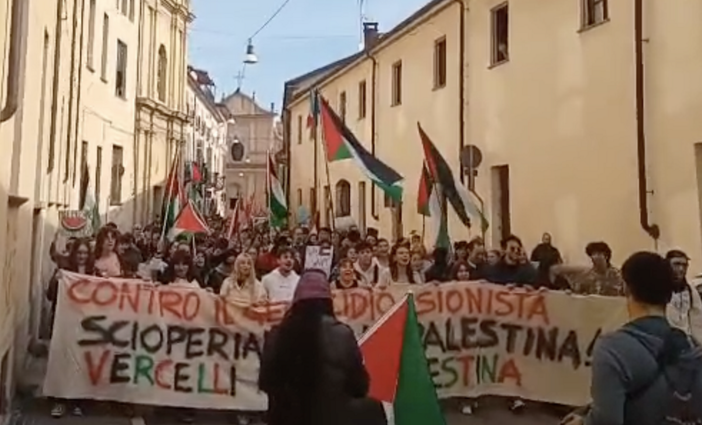 Portavano medici e infermieri, portavano farmaci e presidi sanitari e li hanno assaltati come banditi!