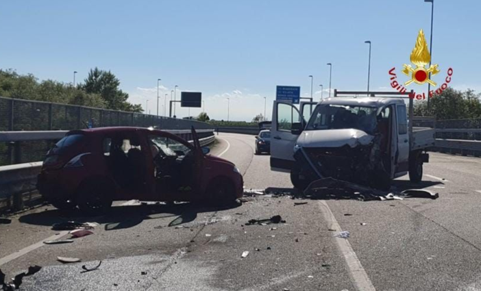 Scontro tra due camion e un'auto: 4 feriti Scontro tra due camion e un'auto: 4 feriti