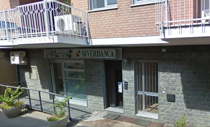 Armati di coltello rapinano la banca Armati di coltello rapinano la banca