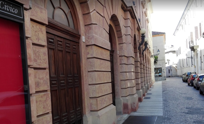 Cede la condotta fognaria in via Monte di Pietà. Necessari lavori urgenti Cede la condotta fognaria in via Monte di Pietà. Necessari lavori urgenti