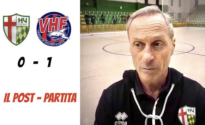 A destra, l'allenatore di Engas Hockey Vercelli, Roberto Crudeli