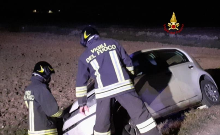 Fuori strada con l'auto: due persone in ospedale