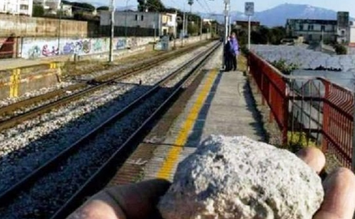 Teppisti all'assalto del treno Vercelli - Pavia