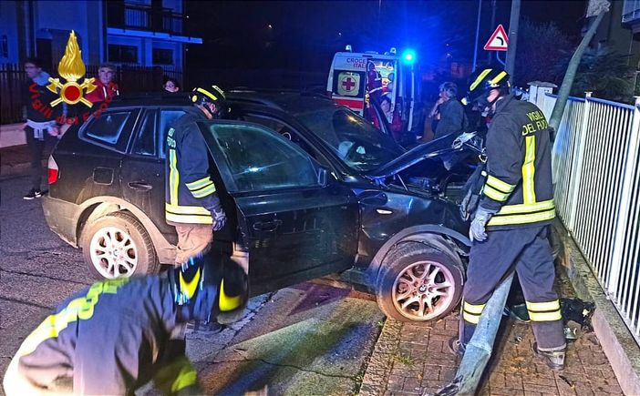 Si schianta contro un palo dell'illuminazione. Incidente ai Cappuccini