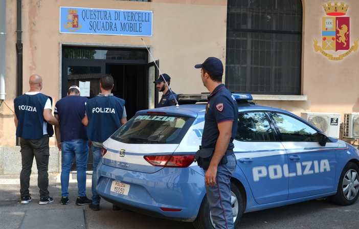 Evade dai domiciliari e la Polizia lo ritrova al bar: 40enne in carcere