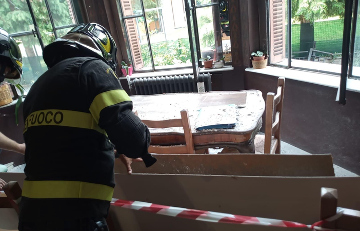 Cede il controsoffitto dell'ufficio: impiegata finisce in ospedale - FOTO