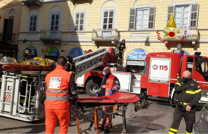 Bloccato dopo un infortunio: uomo trasportato fuori casa con l'autoscala Bloccato dopo un infortunio: uomo trasportato fuori casa con l'autoscala
