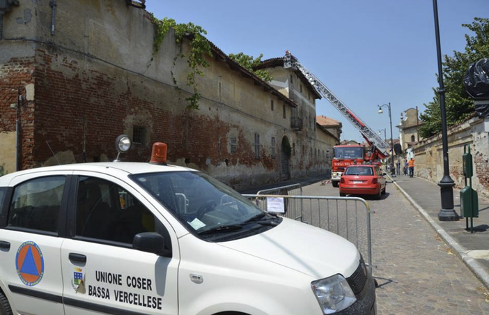 Cede il tetto di uno stabile: strada chiusa - le foto
